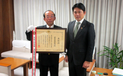 写真：武山基夫氏と市長
