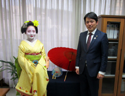 写真：宮川町の舞妓 ふく珠さんほかの表敬訪問を受ける市長
