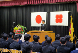 写真：祝辞する市長