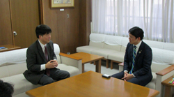 写真：面談する市長（3月20日）