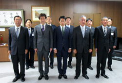 写真：就任水防団長と市長