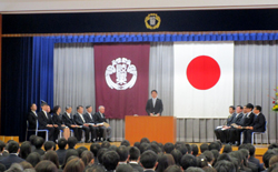 写真：入学式にてあいさつする市長