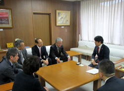 写真：面談する市長1（4月11日）