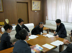 写真：面談する市長（4月12日）