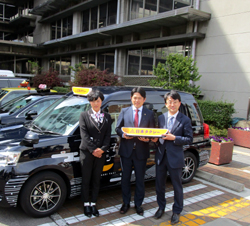 写真：楠木泰二朗氏と市長ら