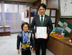 写真：三輪莉子選手と市長