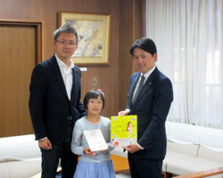 写真：秋元ういさんと市長ら