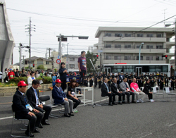 写真：あいさつする市長1（4月28日）