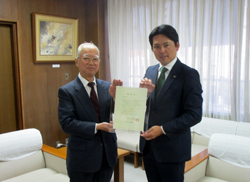 写真：立石勝義氏と市長