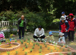 写真：植樹作業に参加する市長