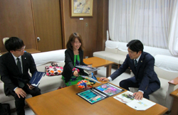 写真：所里帆氏と市長ら