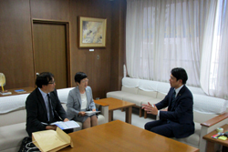 写真：面談する市長（5月14日）