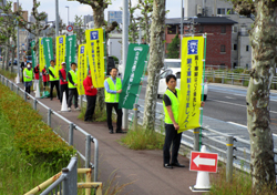 写真：バス優先レーン遵守啓発活動に参加する市長