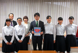 写真：岐阜県立岐阜商業高等学校の生徒と市長