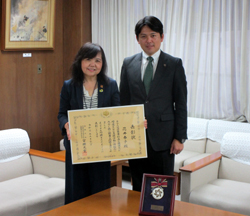 写真：花井泰子氏と市長