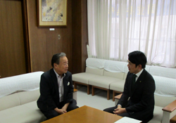 写真：面談する市長（7月1日）