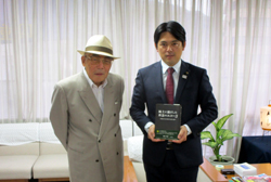 写真：藤吉秀彦氏と市長