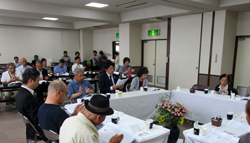 写真：あいさつする市長（7月3日）