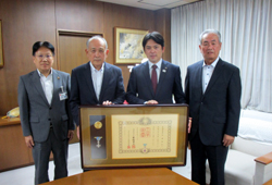 写真：古瀨英和氏と市長ら