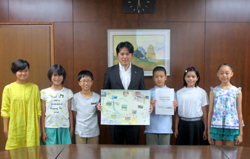 写真：岐阜小学校6年生の児童と市長