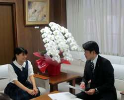 写真：林遥香さんと市長