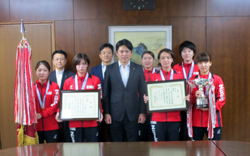 写真：十六銀行女子卓球部のみなさまと市長