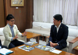 写真：面談する市長1（8月23日）