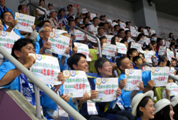 写真：客席で岐阜市のPRボードを掲示する市長