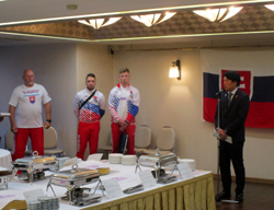 写真：スロバキア共和国空手代表チーム歓迎夕食会にて、あいさつする市長