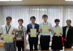 写真：中学生の選手と市長