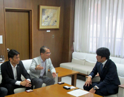 写真：面談する市長（9月10日）