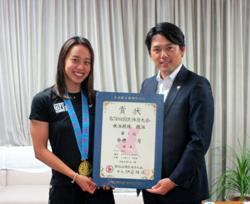 写真：今井月選手と市長