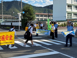 写真：全国交通安全運動の活動に参加する市長