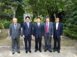 写真：日中友好庭園にて日中不再戦碑を訪問する市長