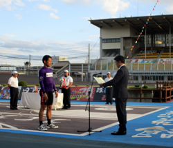 写真：表彰状授与する市長