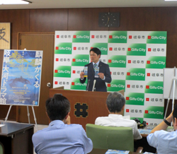 写真：定例記者会見する市長