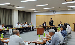 写真：懇話会に出席する市長