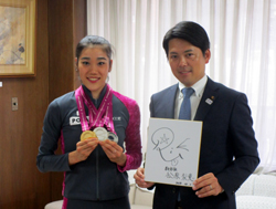 写真：松原梨恵選手と市長