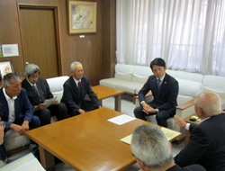 写真：要望書を受領する市長