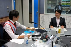 写真：ラジオ番組の収録に参加する市長