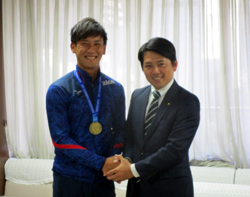 写真：島袋将選手と市長