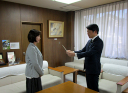 写真：委嘱状を渡す市長