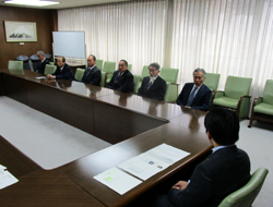 写真：鵜飼閉幕の報告を受ける市長