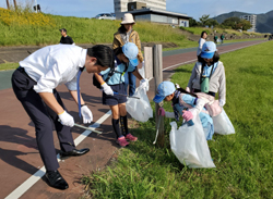 写真：長良川清掃奉仕活動に参加する市長