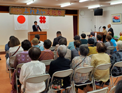 写真：あいさつする市長（11月3日）