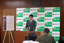 写真：定例記者会見する市長