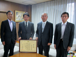 写真：令和元年度防災功労者内閣総理大臣表彰受賞の報告を受ける市長