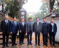 写真：岐阜城視察に対応する市長