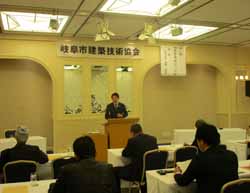 写真：卓話する市長