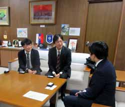 写真：年末のあいさつを受ける市長2（12月18日）